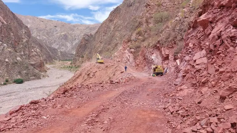 Imagen referencial de apertura de un camino en Cochabamba. ARCHIVO GOBERNACI&Oacute;N