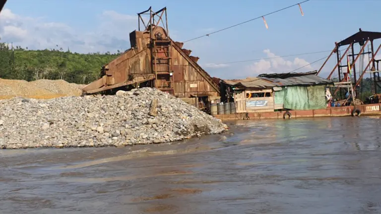 Draga china en las orillas del r&iacute;o Kaka, que m&aacute;s abajo se une con el r&iacute;o Beni que bordea &aacute;reas protegidas. ANA