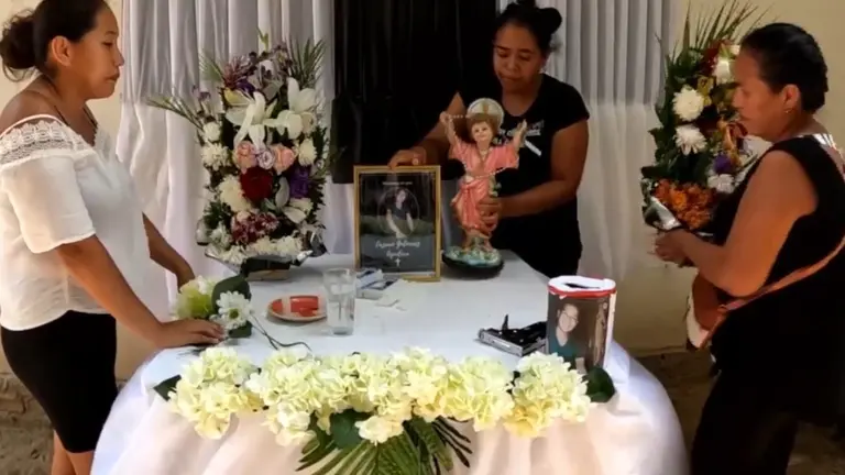 Altar simb&oacute;lico en memoria de L&aacute;zaro Guti&eacute;rrez, boliviano asesinado en Chile./ R&Uacute;A TV NOTICIAS