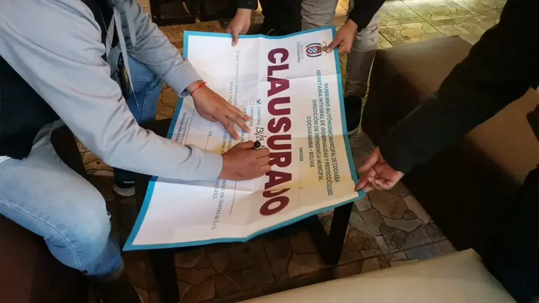 Personal de la Intendencia procede a la clausura de un local. INTENDENCIA MUNICIPAL