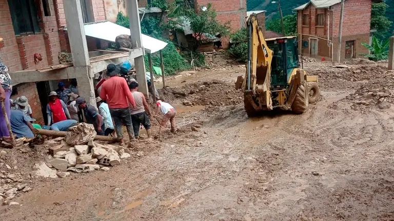 Trabajo de maquinaria pesada en la comunidad Las Mercedes. Foto: Defensa Civil