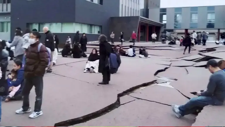 Ciudadanos nipones luego del terremoto. URGENTE.BO
