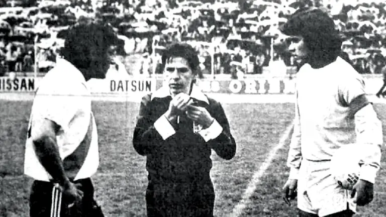 Una imagen de Óscar Ortubé (+), antes de dirigir un partido del fútbol boliviano. / PREMIUM