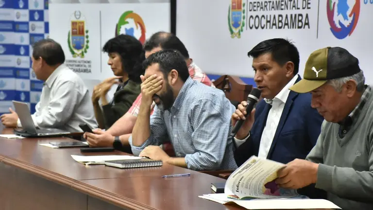Autoridades instalan la reuni&oacute;n con pobladores de Colomi, en la Gobernaci&oacute;n de Cochabamba. DICO SOL&Iacute;S