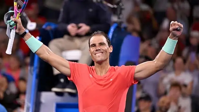 Nadal celebró su triunfo en su vuelta al tenis tras casi un año de inactividad./ INFOBAE