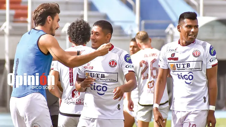 Jugadores de FC Universitario de Vinto celebran una conquista./  DICO SOL&Iacute;S