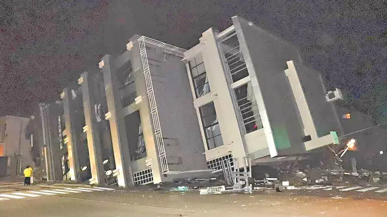 Un edificio colapsa tras el terremoto en Jap&oacute;n./ YOMIURI SHIMBUN PHOTOS