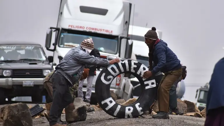 Bloqueo en la v&iacute;a que une Cochabamba con el oriente del pa&iacute;s, DICO SOL&Iacute;S