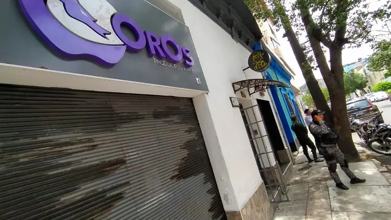 La fachada de la tienda Oros, distribuidora de celulares Apple en Cochabamba. DICO SOL&Iacute;S