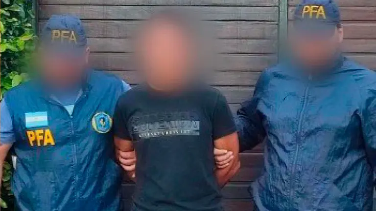 Efectivos de seguridad presentan a uno de los aprehendidos. Foto: Ministerio de Seguridad de Argentina.