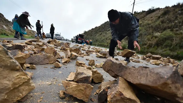 Una escena del bloqueo en Colomi iniciado este mi&eacute;rcoles. DICO SOL&Iacute;S