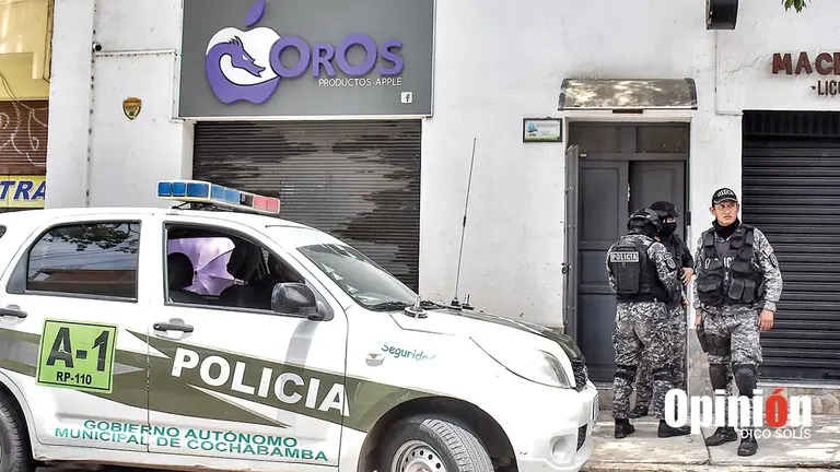 Polic&iacute;a investiga el atraco en una tienda de celulares Apple en Cochabamba./ DICO SOL&Iacute;S