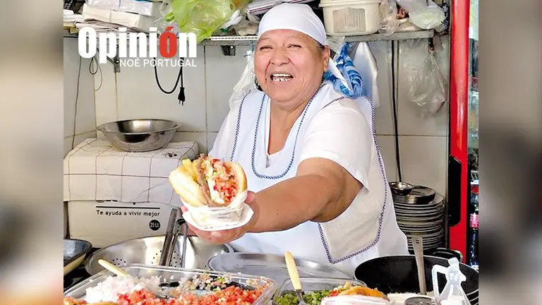 Una imagen de doña Anita, mientras atendía a un  cliente./ NOÉ PORTUGAL