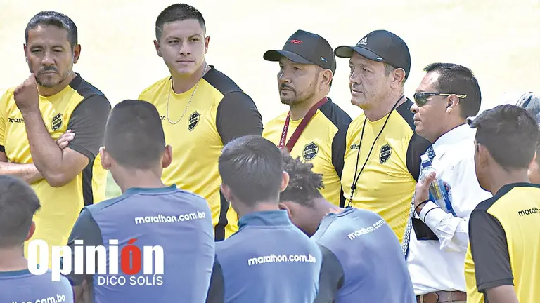 Cornejo y Soria (c) se dirigen al plantel celeste antes de una pr&aacute;ctica en Alalay./ DICO SOL&Iacute;S