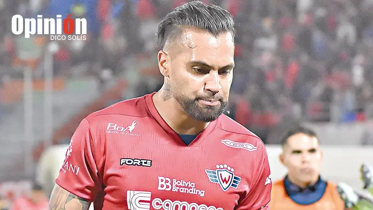 El defensor argentino Juli&aacute;n Vel&aacute;zquez deja el campo de juego tras un partido del Rojo en el F&eacute;lix Capriles./ DICO SOL&Iacute;S