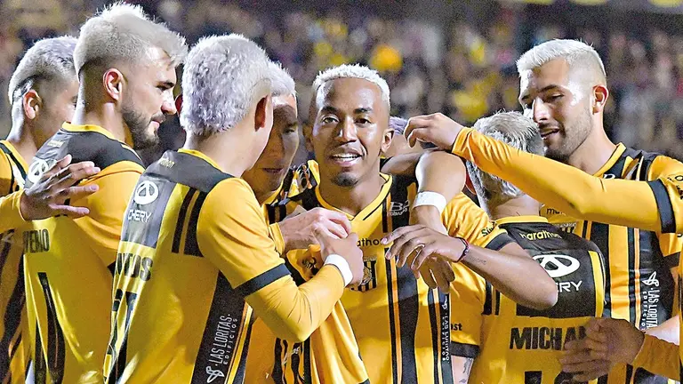 Futbolistas del Tigre festejan una conquista./ APG