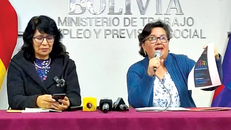 La Coordinadora del Censo y la Ministra de Trabajo, ayer en una conferencia./ ERBOL