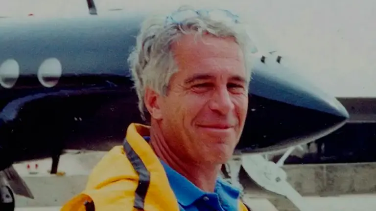 El magnate estadounidense Jeffrey Epstein en una fotograf&iacute;a antes de abordar su jet. RADAR ONLINE
