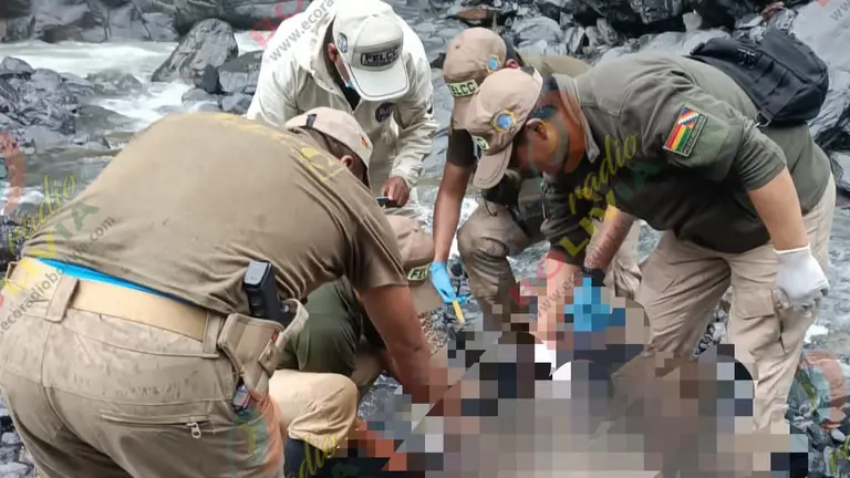 Efectivos policiales, pr&oacute;ximos al cuerpo del doctor Ronald Sejas, encontrado sin vida en Sud Yungas. ECO RADIO