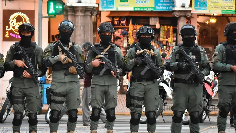 Polic&iacute;as, en el acto de esta jornada de jueves./  DICO SOL&Iacute;S