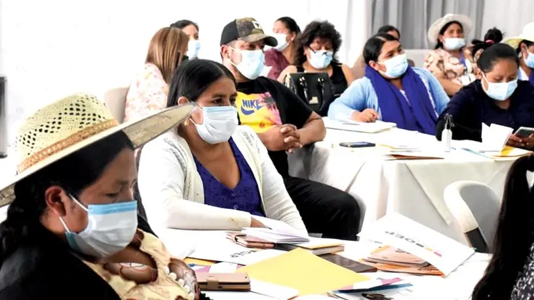 Mujeres que ejercen cargos pol&iacute;ticos en una reuni&oacute;n./ ARCHIVO