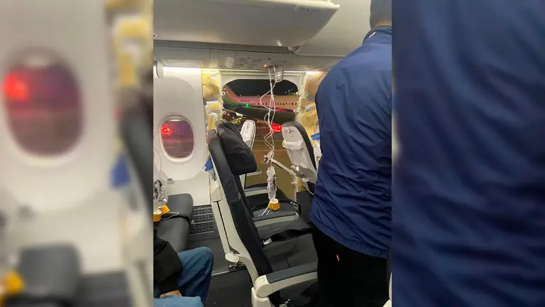 El agujero en el vuelo 1282 de Alaska Airlines que se dirig&iacute;a a Ontario, California. El incidente sufri&oacute; una despresurizaci&oacute;n poco despu&eacute;s de partir, en Portland, Oreg&oacute;n, Estados Unidos, el 5 de enero de 2024 en esta imagen obtenida de las redes sociales (Kyle Rinker via X)