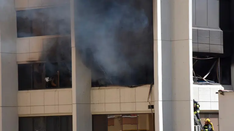 Un piso del Palacio de Comunicaciones en llamas. APG