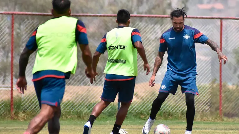 Una imagen de un entrenamiento que Wilstermann llev&oacute; adelante en su complejo, ubicado en la laguna Alalay. DICO SOL&Iacute;S