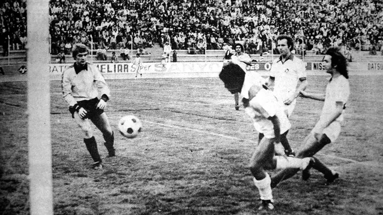 El el bolivarista Tamaya Jim&eacute;nez al momento de marcar el primer tanto del partido. Archivo de P&aacute;gina Siete