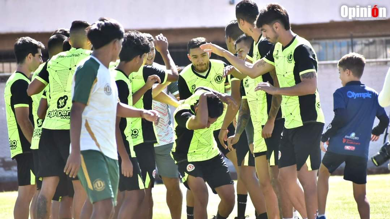 Bautizo a jugadores nuevos de Universitario de Vinto./ Dico Sol&iacute;s.