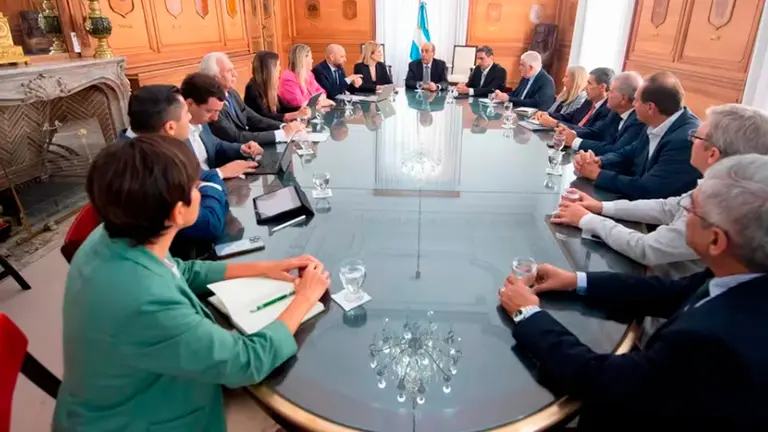 Reuni&oacute;n realizada este lunes entre autoridades provinciales de Argentina y sectores./ TOMADA DE INFOBAE