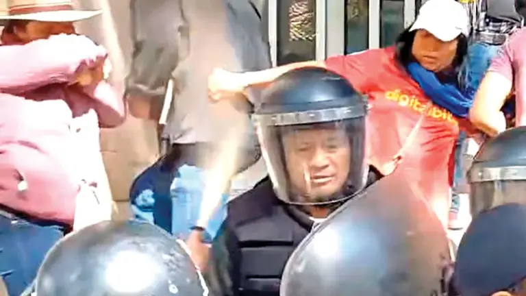 El momento en que un polic&iacute;a lanza gas a los manifestantes./ CAPTURA DE PANTALLA