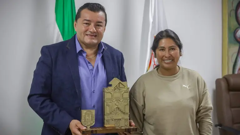 Eva Copa junto a al alcalde de Santa Cruz, Jhonny Fern&aacute;ndez. PRENSA EVA COPA