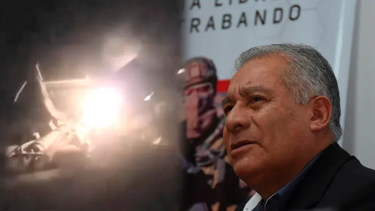 El veh&iacute;culo militar en llamas (i) el viceministro de Lucha Contra el Contrabando, Daniel Vargas al momento de informar sobre el tr&aacute;gico hecho (d). COMPOSICI&Oacute;N OPINI&Oacute;N