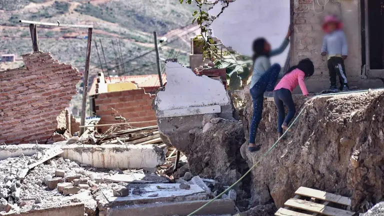 Ni&ntilde;os juegan en medio del peligro de derrumbe en una casa situada en Takoloma, Cochabamba. DICO SOL&Iacute;S