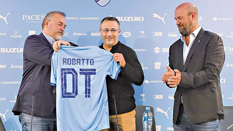 Robatto &ldquo;se pone&rdquo; la casaca celeste. / CLUB BOL&Iacute;VAR