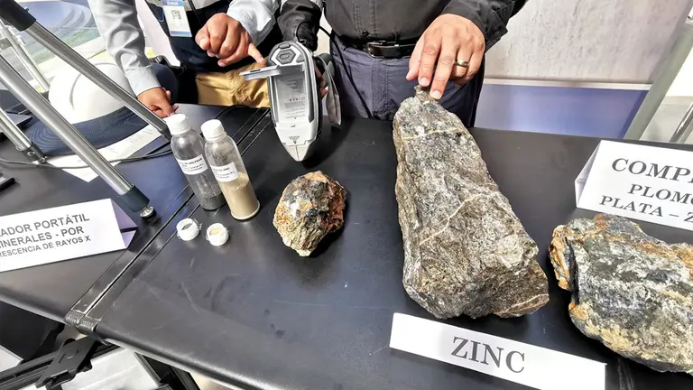 Utilizaci&oacute;n del analizador FRX en una muestra de metales, este 9 de enero./ MELISSA REVOLLO