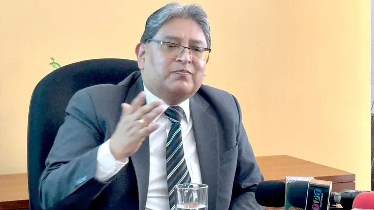 El presidente del BCB, Edwin Rojas, en conferencia de prensa en Cochabamba./ ALEJANDRO ORELLANA