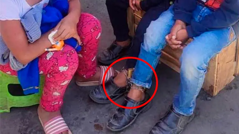 Imagen de los menores encadenados a una caja. RRSS