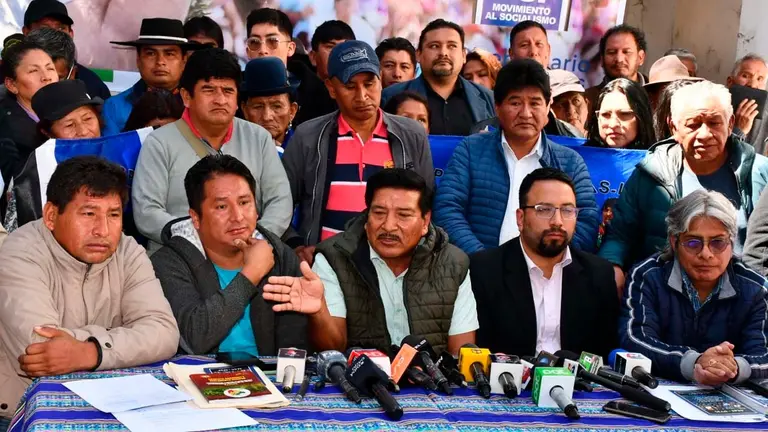 Dirigentes del MAS del ala evista en conferencia de prensa. APG