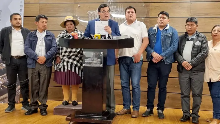 El jefe de bancada nacional del MAS, Jerges Mercado, presenta el proyecto de ley de las elecciones judiciales./ ERBOL