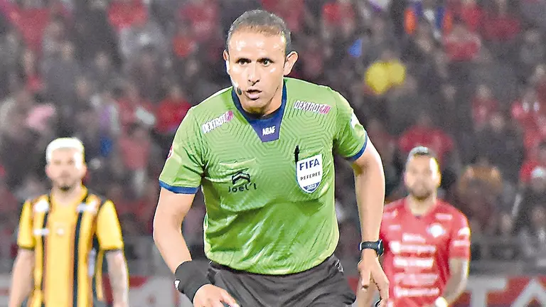 El &aacute;rbitro Guery Vargas (c), durante un partido de la temporada anterior./  DICO SOL&Iacute;S