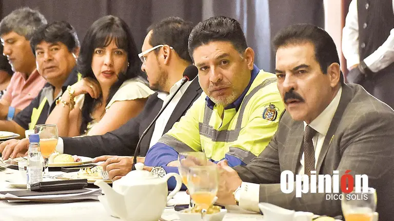 Autoridades municipales y de Semapa durante el informe, este 10 de enero./ DICO SOL&Iacute;S