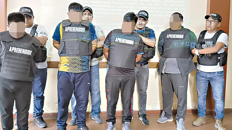 Polic&iacute;a presenta a cuatro miembros de la banda 
delincuencial Los Nocheros./ MARIELA COSS&Iacute;O