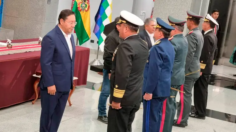 Arce toma juramento del nuevo Alto Mando Militar. ERBOL