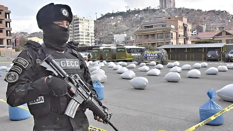 Cae mujer con 42
paquetes de droga
en mochilas y aguayo./ VICEMINISTERIO DE DEFENSA SOCIAL Y SUSTANCIAS 
CONTROLADAS