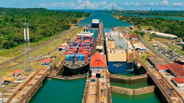 Vista a&eacute;rea del canal de Panam&aacute;./ CANALPANAM&Aacute;