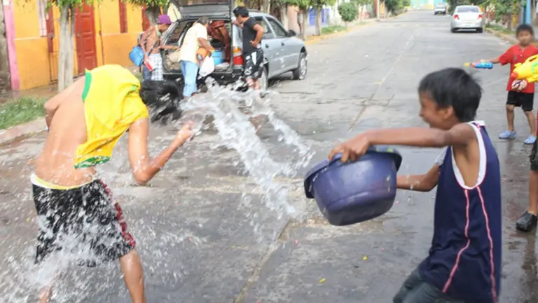 Ni&ntilde;os jugando con agua./ Foto: URGENTE.BO