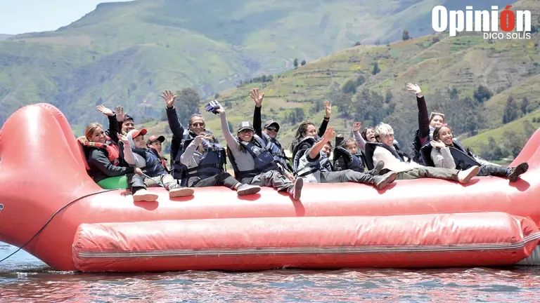 Un grupo de turistas navega en Corani, a bordo de una lancha inflable. / DICO SOLÍS
