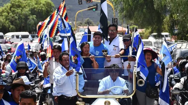 Evo Morales (c), conduciendo un carro junto a sus seguidores m&aacute;s ac&eacute;rrimos, en Sipe Sipe. GENTILEZA RKC